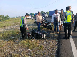 Diduga Pengendara Terobos Lampu Merah, Satlantas Polres Lamongan Sigap Evakuasi Korban Laka di Simpang 4 Dinoyo JLU