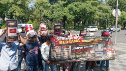 Aksi di Polda Jatim: Desak KPK Bongkar H. Mukmin & Bekingan APH
