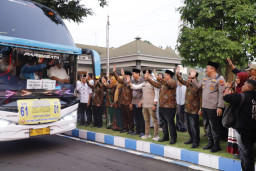 Bupati Warsubi Berangkatkan Jemaah Haji Jombang Kloter 60 & 61 ke Tanah Suci