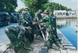 Perkuat Ketahanan Wilayah, Kodim 0812/Lamongan Gelar Karya Bakti Bersihkan Pantai Pengkolan