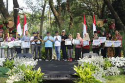 Wujudkan Jombang Hijau Berkelanjutan, Bupati Warsubi Beri Apresiasi Kader Lingkungan hingga Hadiah Umrah di JEC 2026