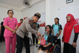 Hari Bhayangkara ke-80, Kapolda Bali Tebar Kepedulian melalui Bakti Sosial untuk Warga dan Anak-anak Berkebutuhan Khusus