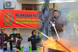 Tekan Peredaran Narkoba, Kejari Lamongan Musnahkan Ribuan Obat Terlarang dan Senjata Tajam