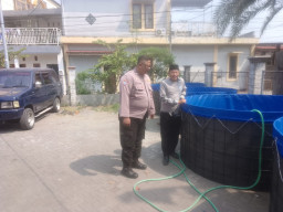 Dukung Program Ketahanan Pangan Bhabinkamtibmas Benowo Lakukan Pendampingan Budidaya Lele