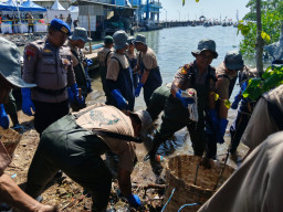 Polres Gresik Wujudkan Indonesia ASRI dengan Sinergi Bersih - bersih Pantai
