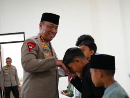 Wakapolri Berbagi Kebahagiaan Bersama Anak-Anak Yatim Dalam Peresmian revitalisasi Masjid Panggilan Sujud