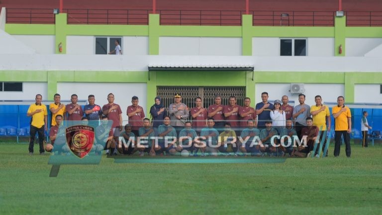 Mempererat Silaturahmi dengan wartawan Pokja Polres Subang, Kapolres Subang gelar Pertandingan sepak bola persahabatan