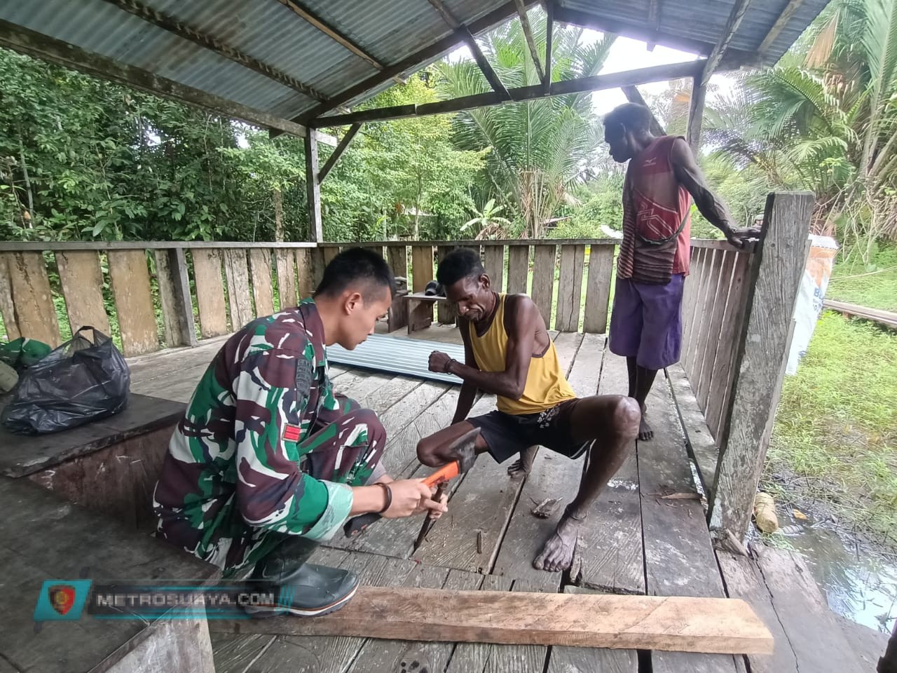 GOTONG ROYONG SATGAS TNI PERBAIKI SEKOLAH RIMBA DISAMBUT ANTUSIAS WARGA MUMUGU