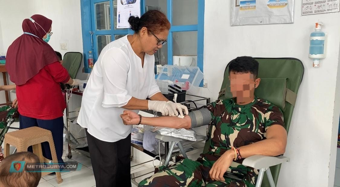 BAKSOS TNI MARINIR DONOR DARAH BANTU STOK DAN BANGKITKAN SEMANGAT PETUGAS MEDIS RSUD DEKAI