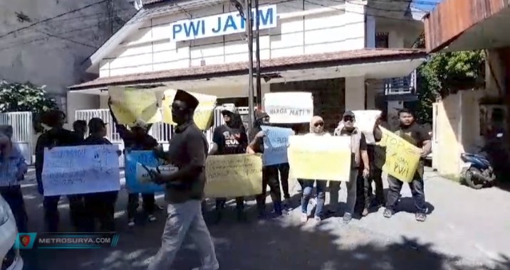 Puluhan Wartawan Gruduk Kantor PWI Jatim Tuntut Segera Digelar KLB