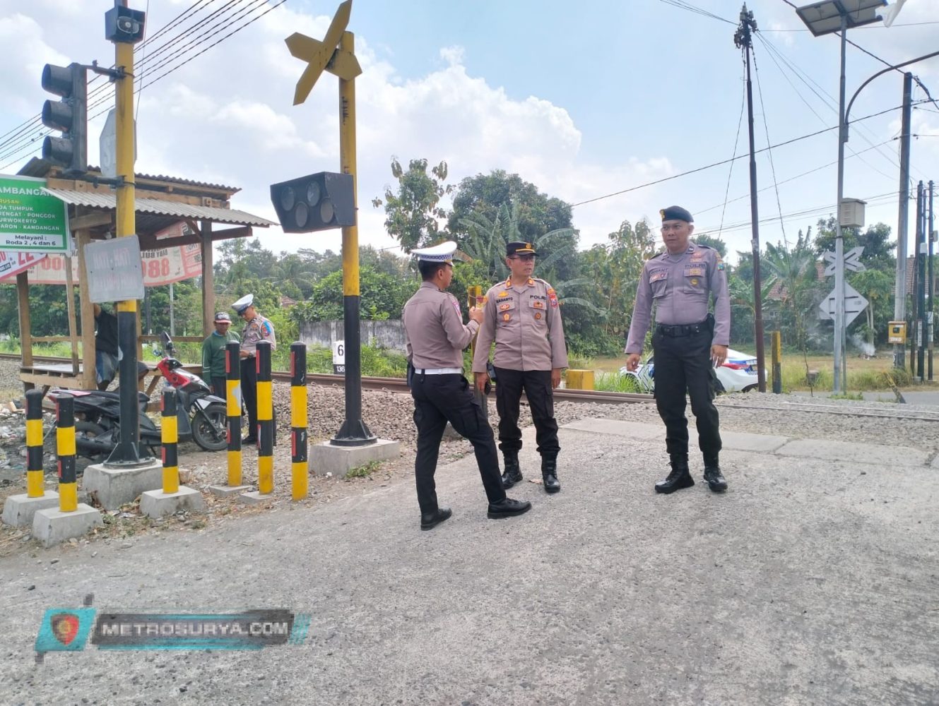 Cegah Laka, Polisi Edukasi Relawan Perlintasan KA Tanpa Palang Pintu di Tulungagung