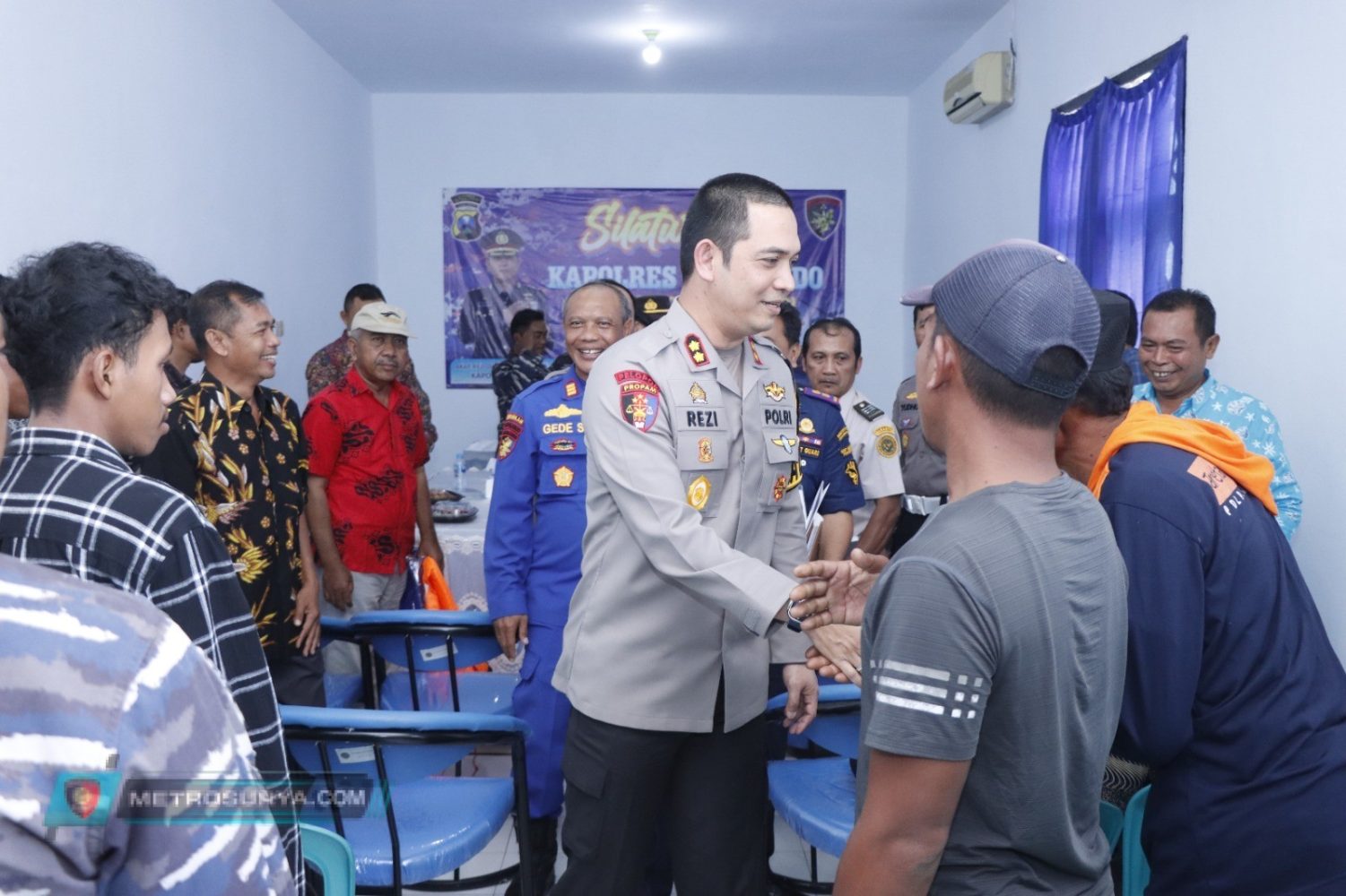 Tatap Muka dengan Tokoh Nelayan, Kapolres Situbondo Beri Bantuan Life Jacket untuk Keselamatan di Laut