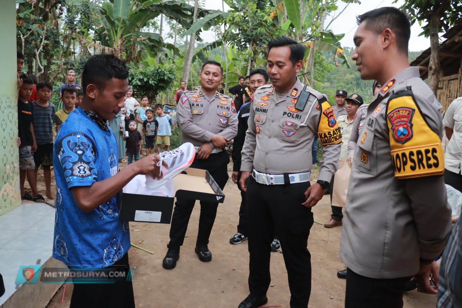 Kapolres Jember Beri Sepeda kepada Pelajar Yatim Piatu yang Jalan Kaki 5 Km Tiap Pergi dan Pulang Sekolah