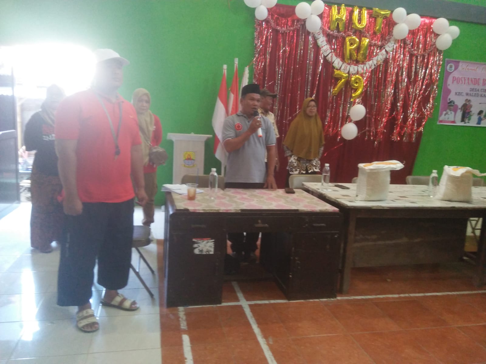 Pembagian Beras Bulog yang di Kawal Oleh Babinsa Cibogo di Kantor Desa Cibogo Kecamatan Waled Kabupaten Cirebon
