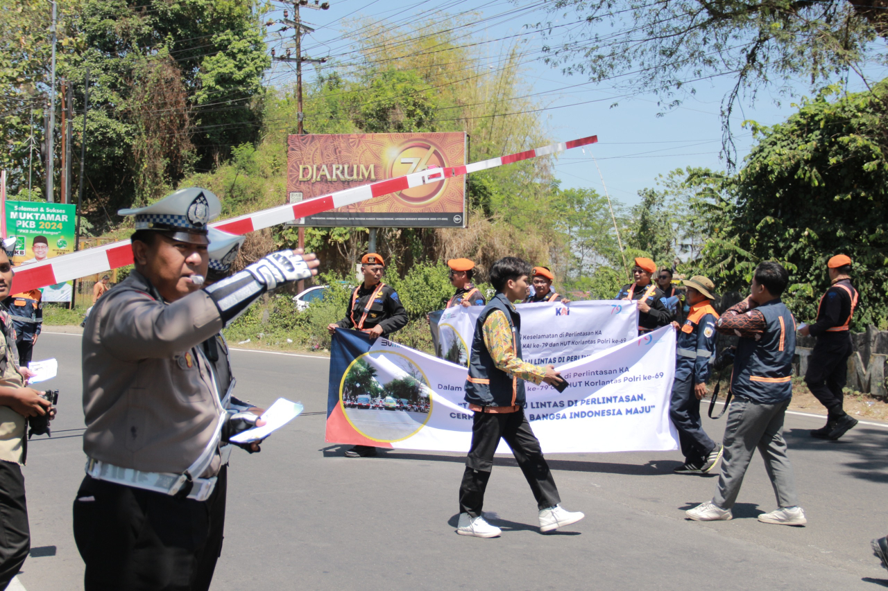 Giat Sosialisasi Keselamatan di Perlintasan Sebidang oleh PT KAI Daop 9 dan Polisi Jember