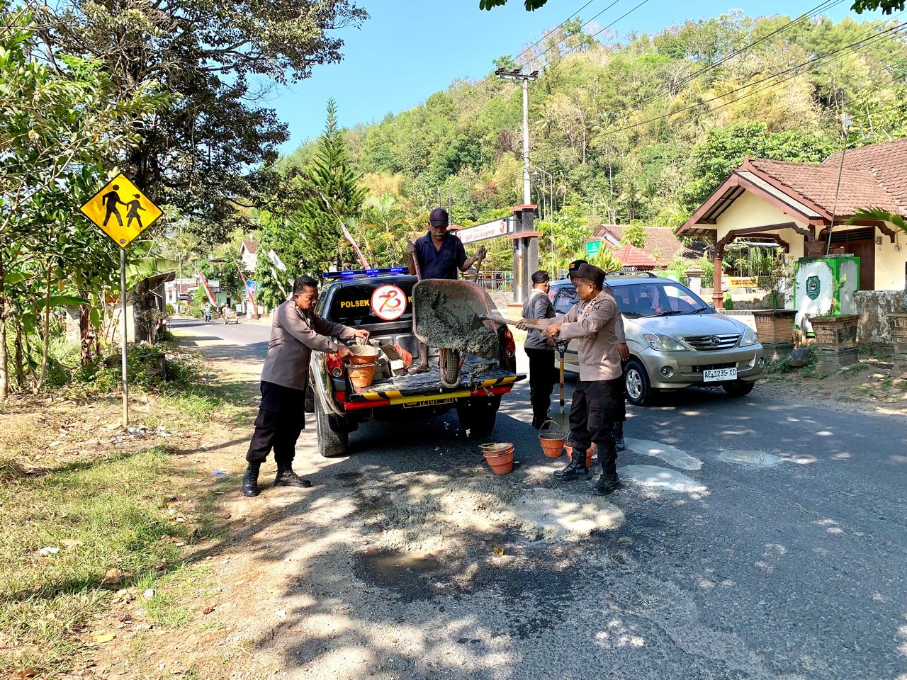 Wujud Kepedulian, Polisi Perbaiki Jalan Berlubang di Trenggalek