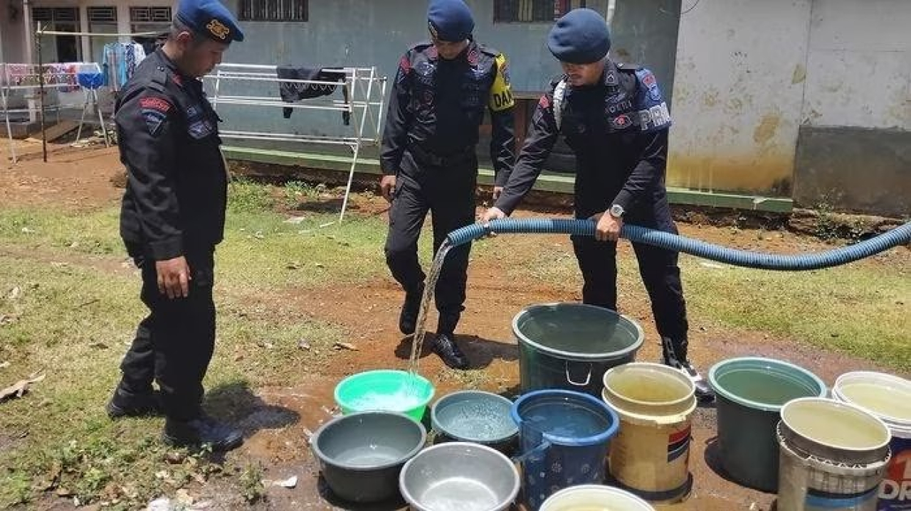 50 Kepala Keluarga Dapat Bantuan Air Bersih dari Batalyon D Pelopor Satbrimob Polda Jabar