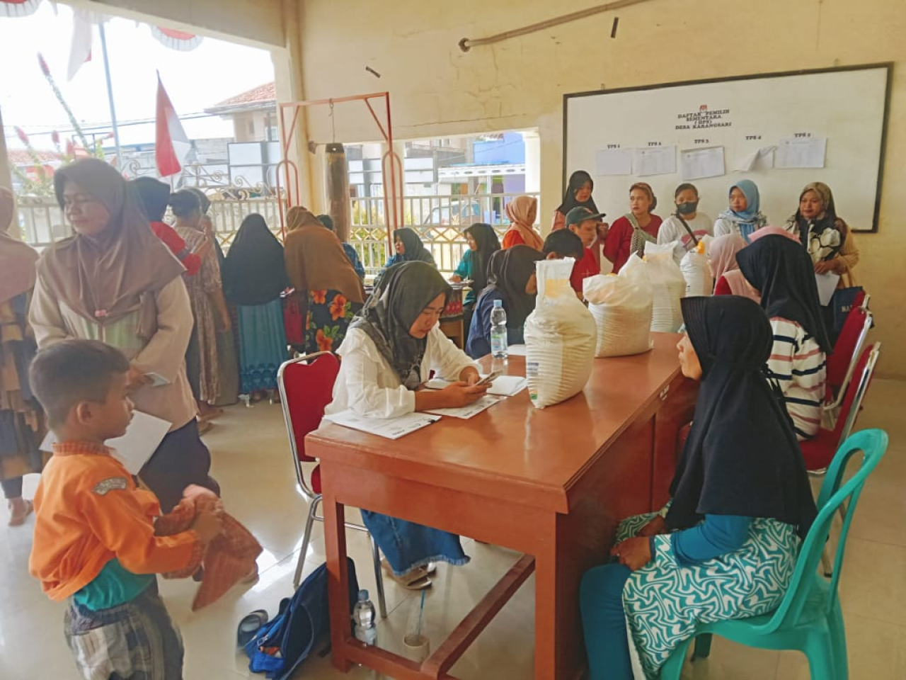 Pemdes Karangsari Kec Waled Salurkan Beras Bulog untuk 365 Warga