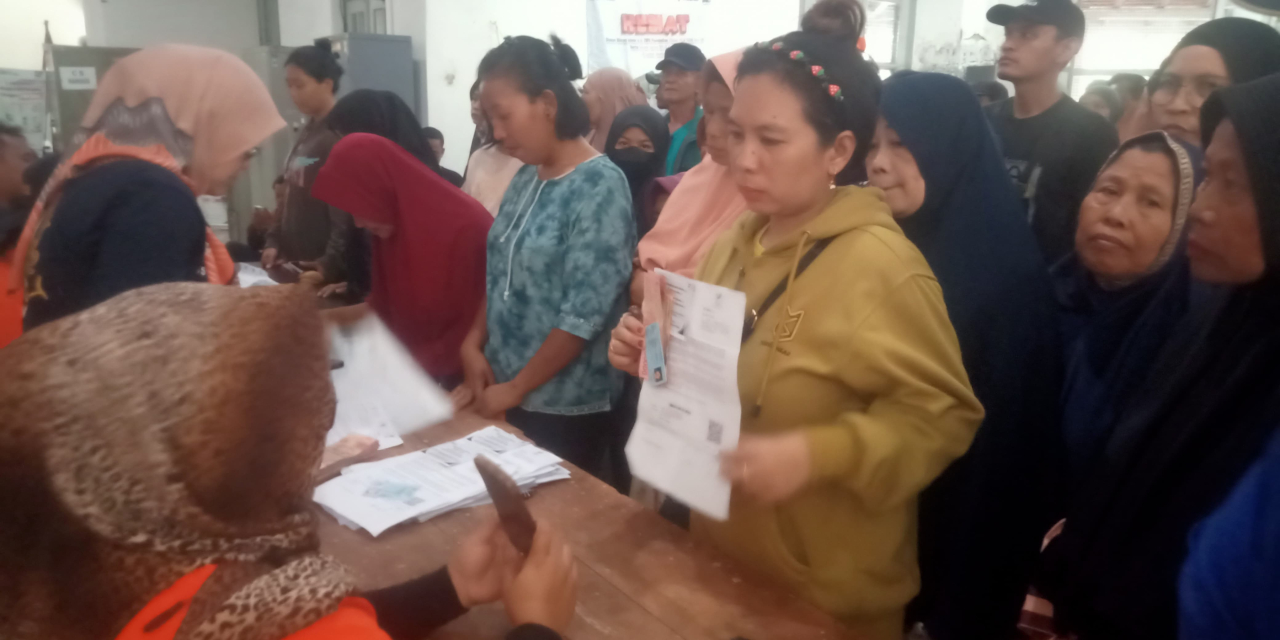 Pantau Kamtibmas, Bhabinkamtibmas Kebon Baru Polsek Utbar Polres Cirebon Kota amankan Bansos PKH.