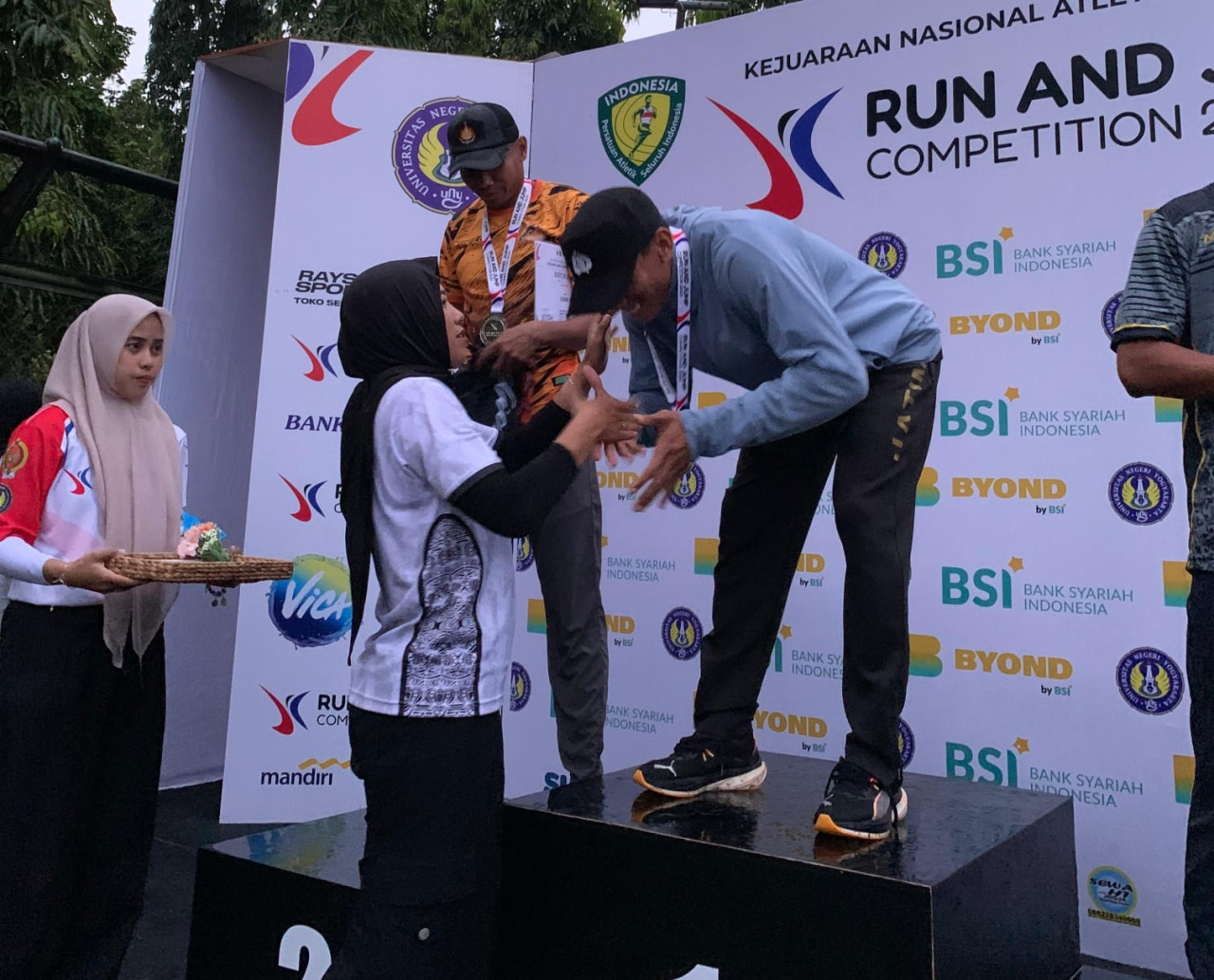Personel Polres Lamongan Raih Dua Medali Kejurnas UNY Open Run and Jump Competition