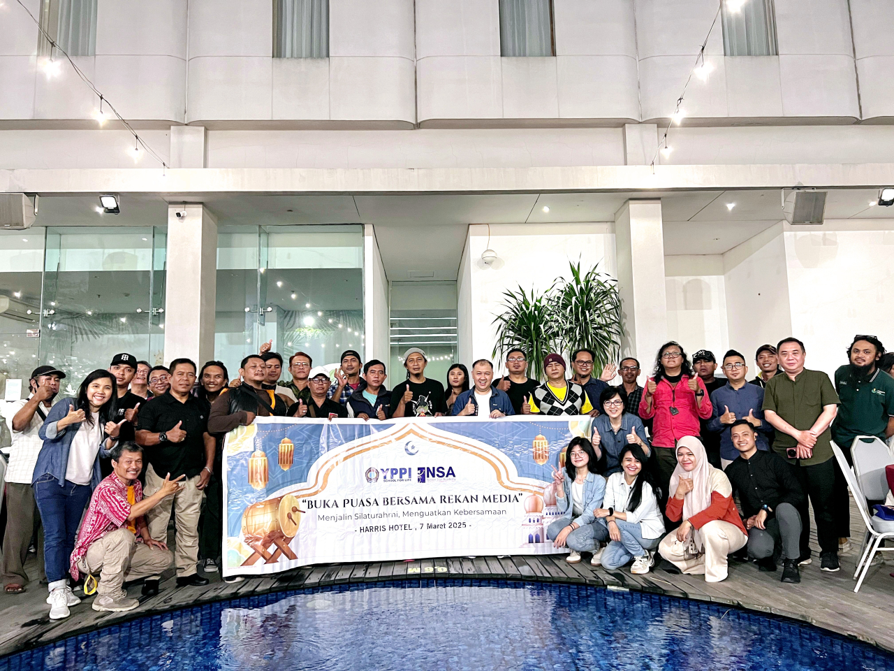 Foto bareng dalam acara buka puasa bersama dengan rekan-rekan media di Hotel Harris Gubeng, Surabaya, pada Jumat (7/3/2025).