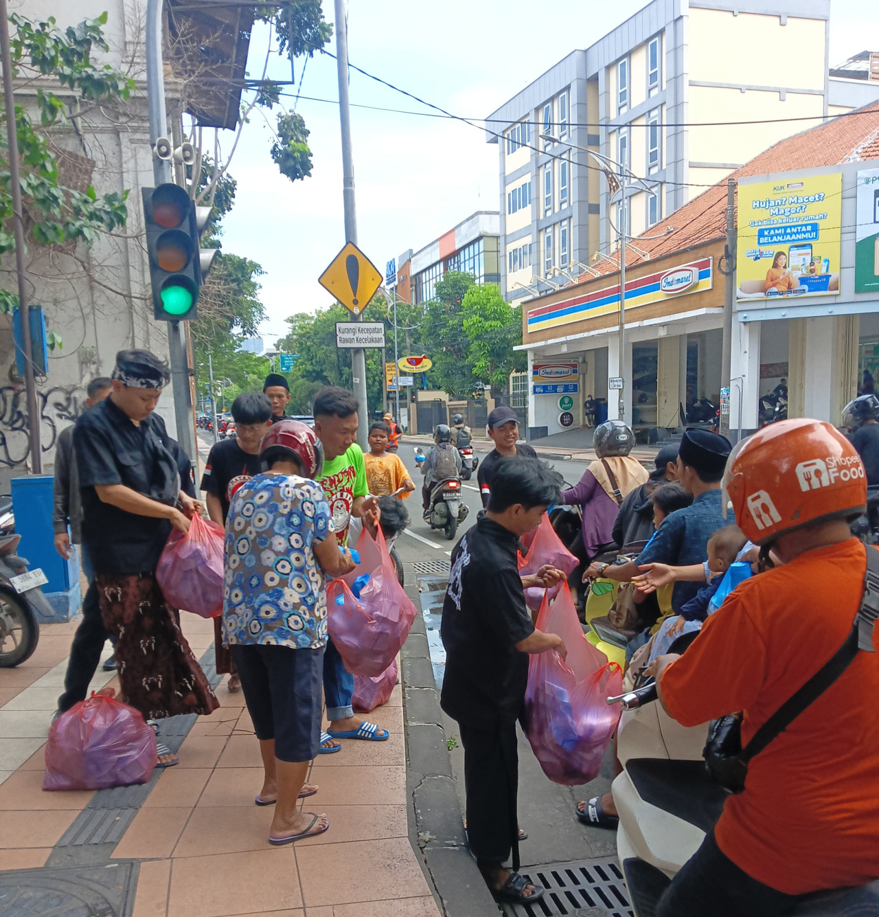 Komunitas Mendem Batandos Surabaya Gelar Aksi Amal, Bagikan 500 Takjil Gratis