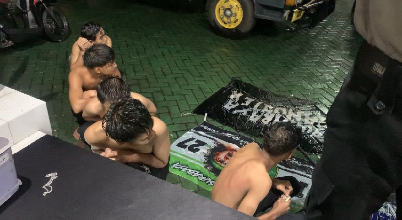 Tim Jogoboyo 97 Sat Samapta Polrestabes Surabaya Bubarkan Konvoi Gengster Amankan 13 Orang