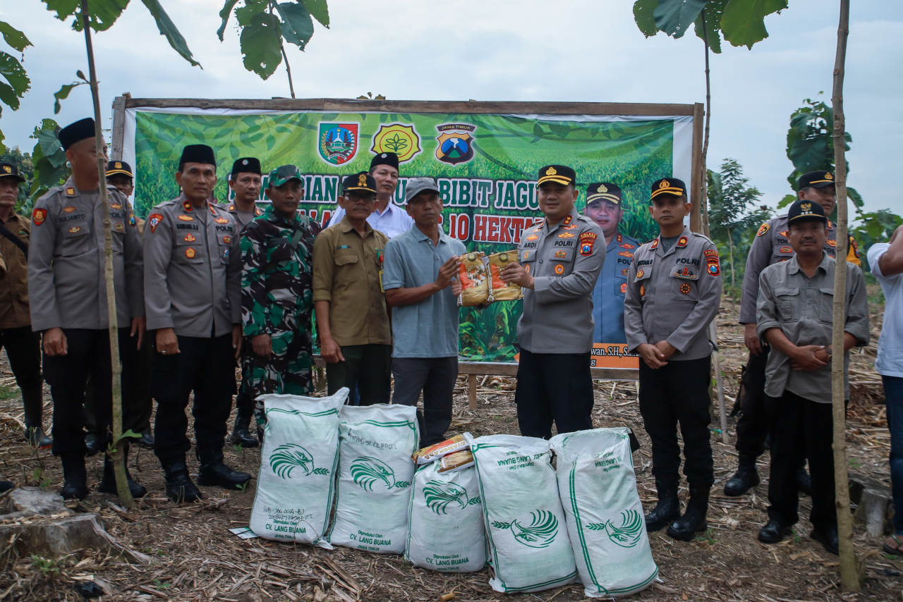 Kapolres Jombang Serahkan Bantuan Benih Jagung kepada LMDH Kabuh