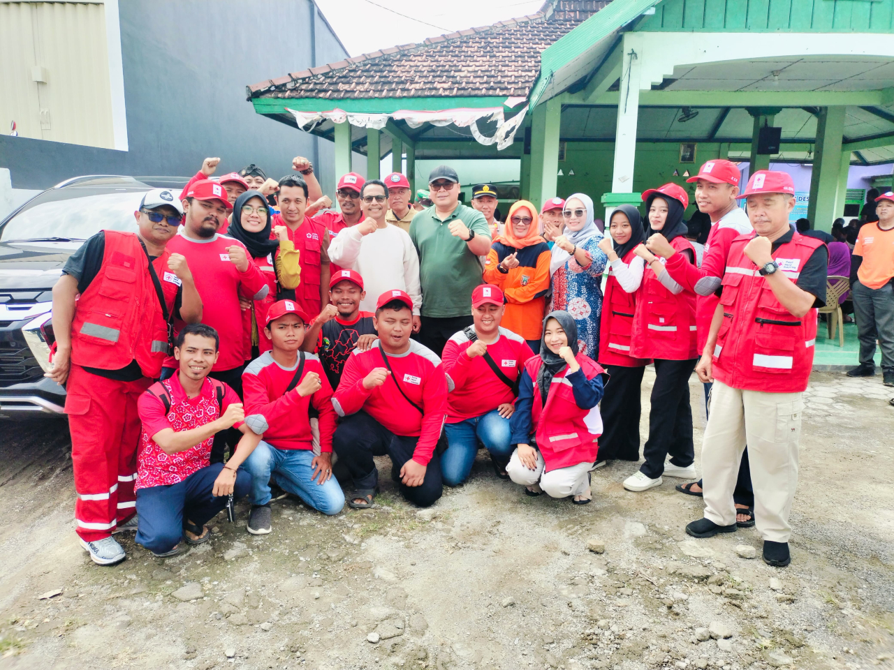 Bupati dan Wakil Bupati Rembang Salurkan Bantuan Sosial Pada Warga Terdampak Banjir Di Bonang