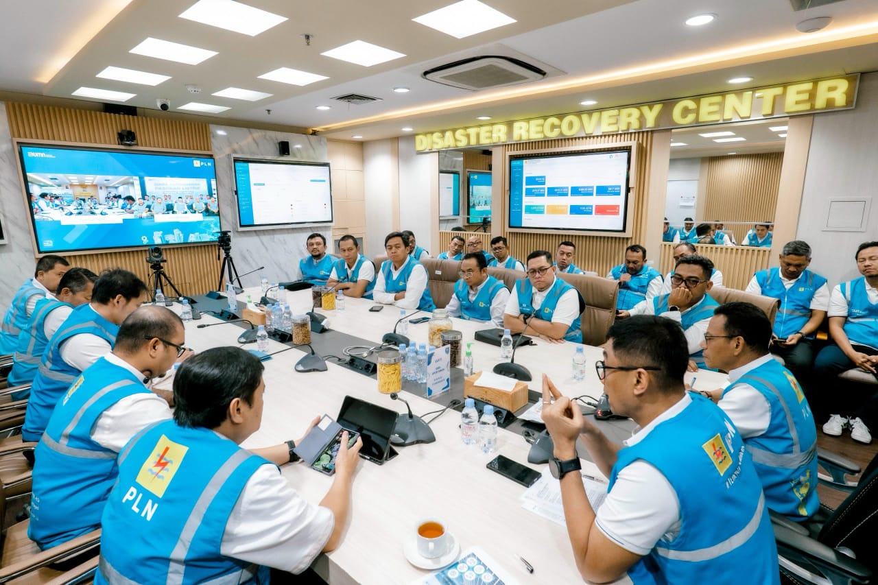 Suasana _teleconference_ bersama unit-unit PLN se-Indonesia, subholding, dan anak perusahaan. Seluruhnya berkomitmen untuk _all out_ memberikan layanan kelistrikan andal selama periode siaga Ramadan dan Idulfitri 2025 yang masih berlanjut hingga 11 April