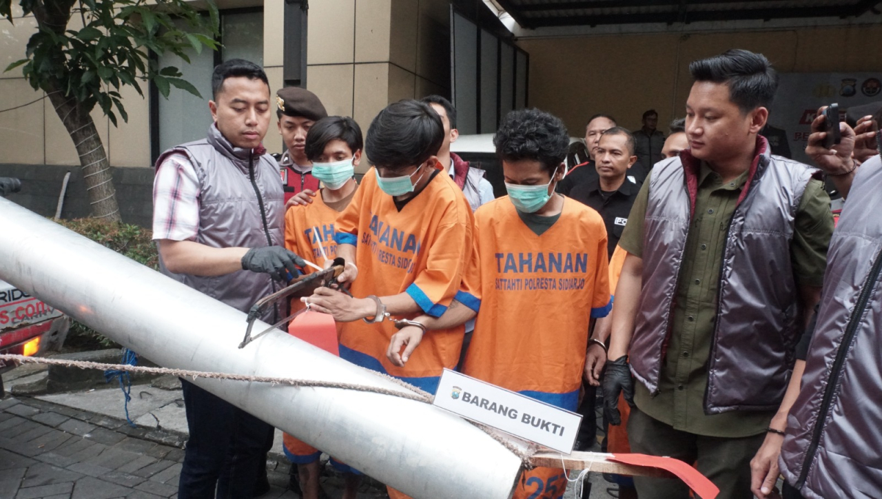 "Empat tersangka pencurian pipa stainless di PT Tjiwi Kimia saat digelandang petugas Satreskrim Polresta Sidoarjo. Komplotan ini diketahui sudah lima kali beraksi sebelum akhirnya dibekuk polisi."