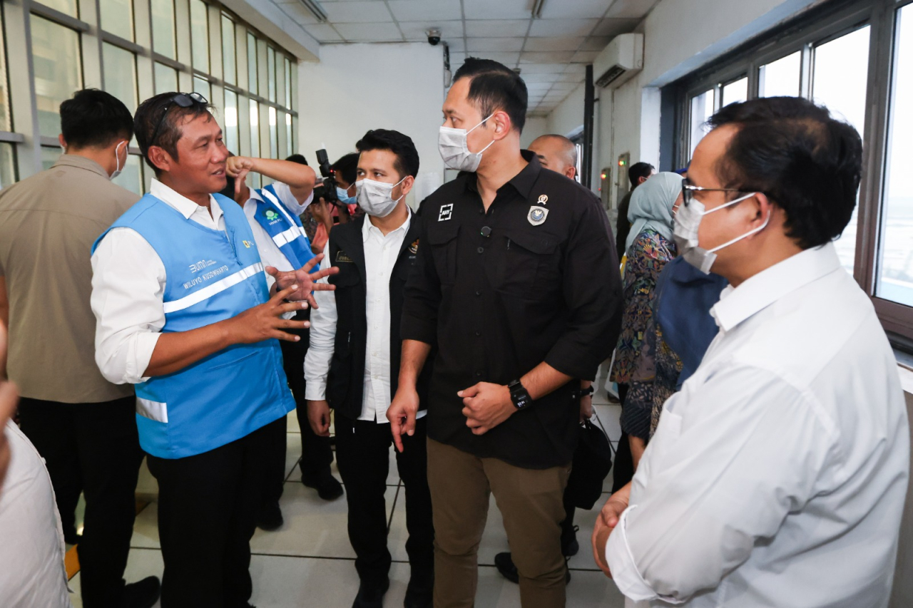 Direktur Manajemen Proyek dan EBT Wiluyo Kusdwiharto berbincang dengan Menteri Koordinator Bidang Infrastruktur dan Pembangunan Wilayah Agus Harimurti Yudhoyono di PSEL Benowo.