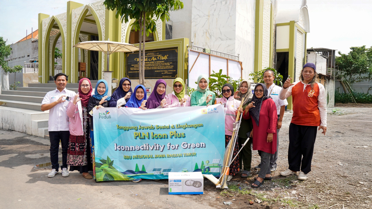 Program Iconnectivity for Green, PLN Icon Plus Jatim Lakukan Penanaman Pohon dan Pemberian Alat Kebersihan di Masjid An Nafi' Surabaya