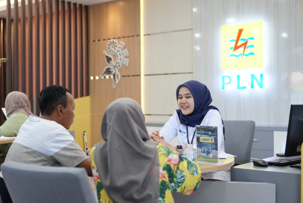 Srikandi PLN Banyuwangi menjelaskan prosedur pelayanan kepada pelanggan di loket pelayanan.