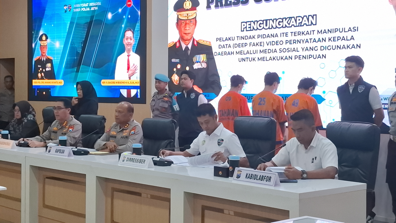 "Tiga tersangka pelaku pembuat konten Gubernur Jawa Timur Khofifah Indar Parawansa dan 2 kepala daerah lainnya, dengan narasi Motor murah DP Rp 500 ribu rupiah kini ditangkap tim siber Polda Jawa Timur."