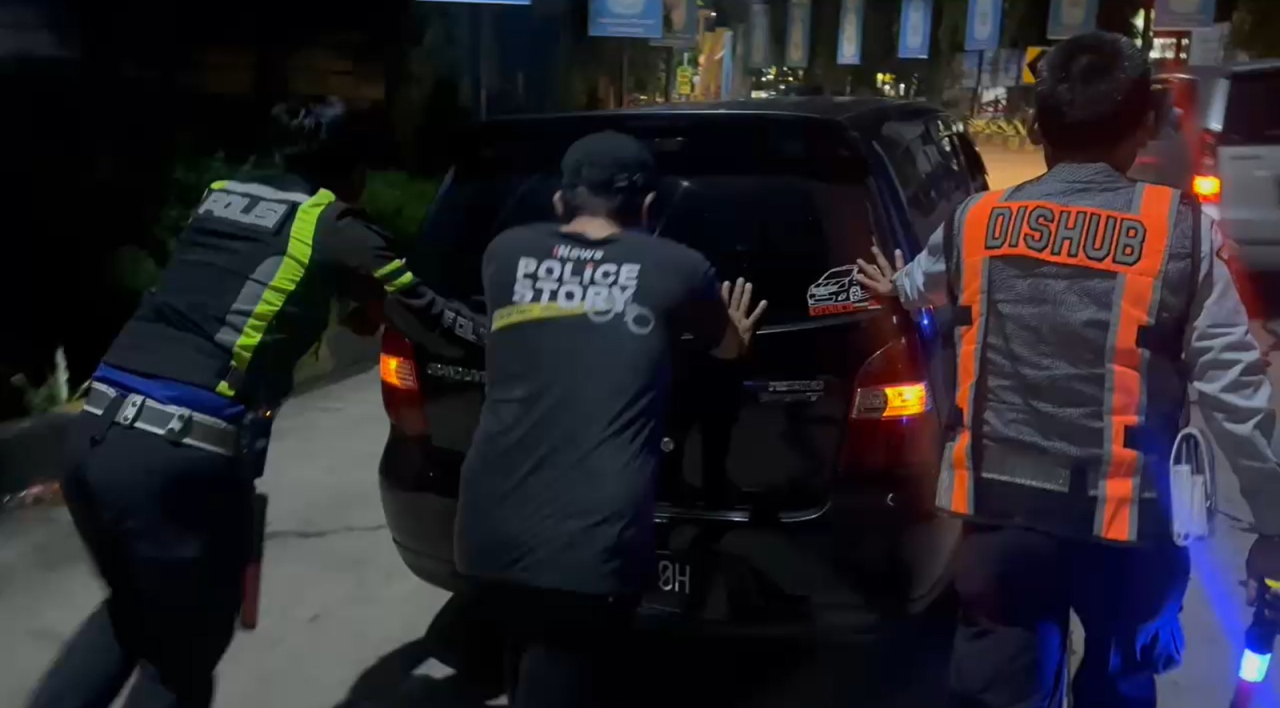 Anggota Pospam Rest Area 207A Tol Palikanci Bersama Dishub Bantu Dorong Mobil Pemudik Mogok