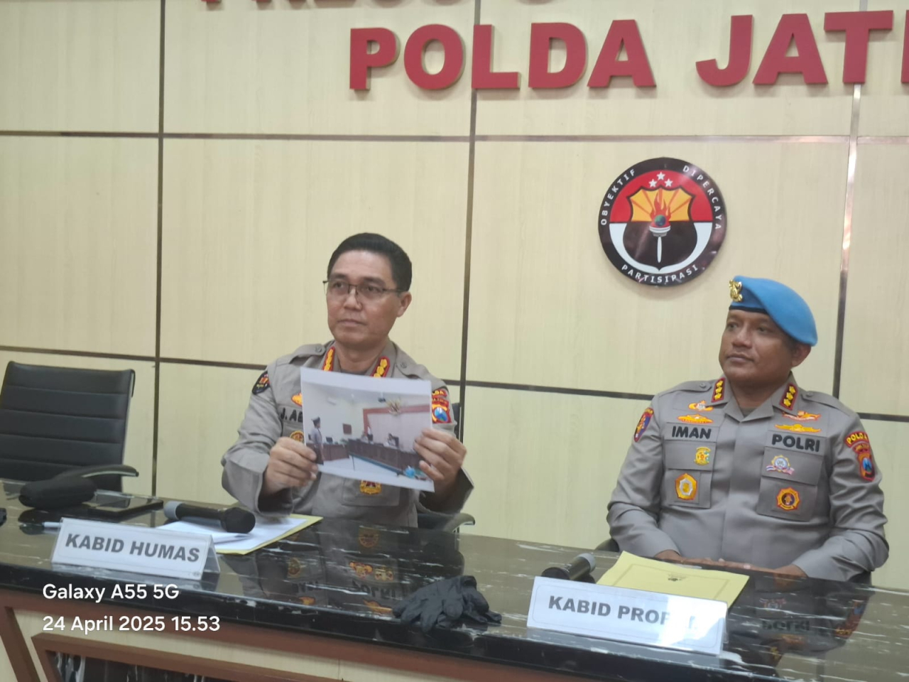 konferensi pers yang digelar di Ruang Humas Polda Jatim, Kabid Humas Kombes Pol Jules Abraham Abast didampingi Kabid Propam Kombes Pol Iman,