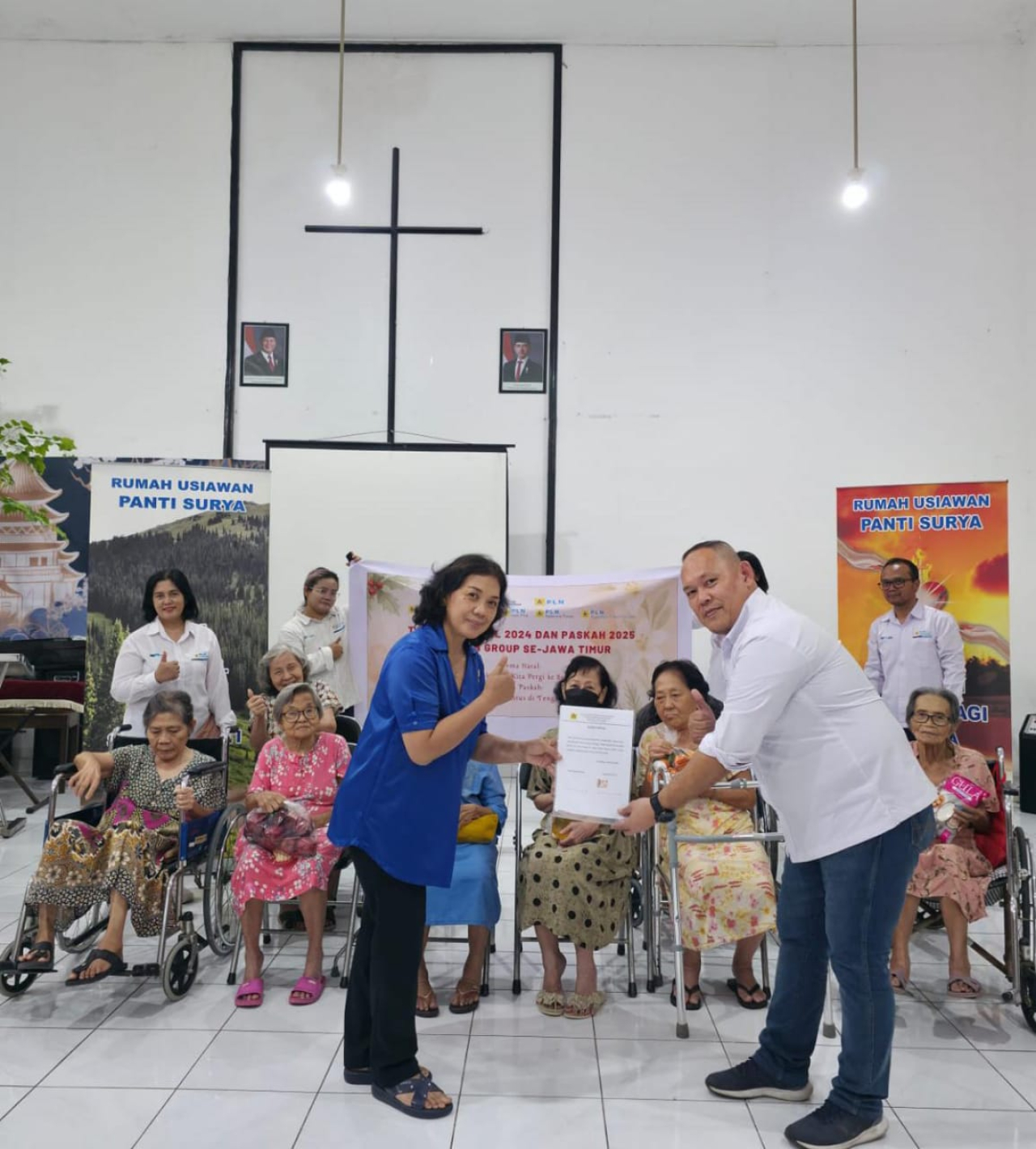 TA Alexander Bulo Pegawai PT PLN (Persero) UIP JBTB. (Serah terima bantuan dari Panitia Tali Asih Natal 2024 dan Paskah 2025 kepada Panti Werdha Surya Kota Surabaya)