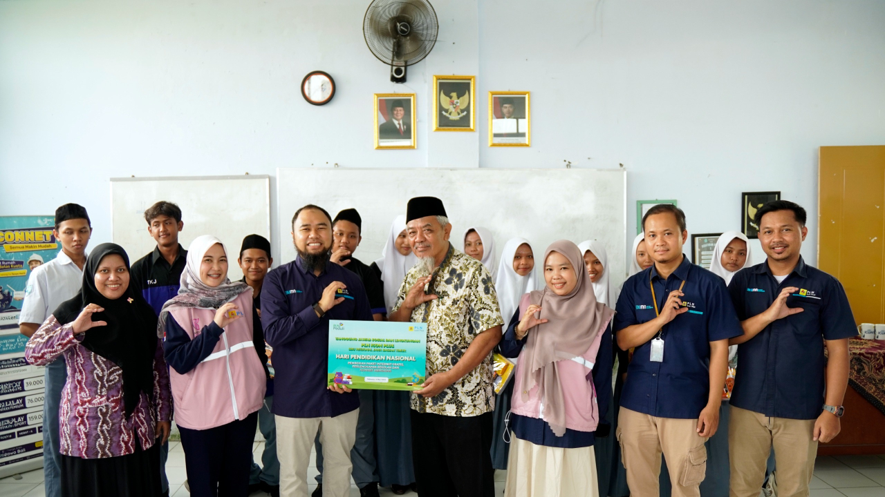 Rayakan Hardiknas 2025, ICONNET & Srikandi PLN Icon Plus Jatim Gelar Aksi Mengajar dan Donasi di SMK Nurul Huda Tulangan