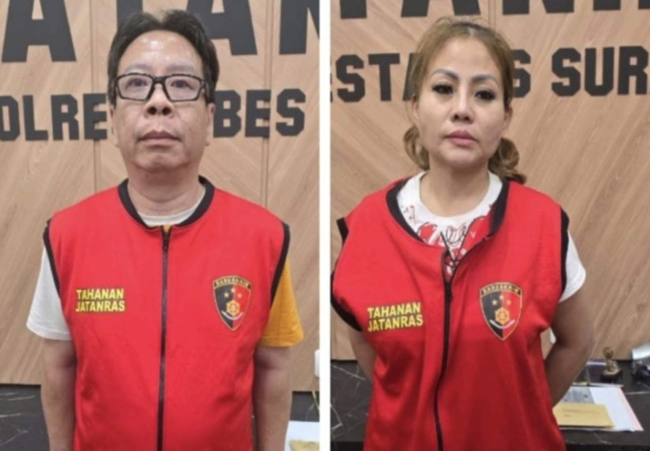 Foto: Jan Hwa Diana dan Handy Soenaryo suaminya terlihat mengenakan rompi merah bertuliskan "Tahanan Jatanras" dengan tangan disilangkan di belakang. Penetapan tersangka ini bermula dari laporan kuasa hukum Paul, yakni Jemmy Nahak