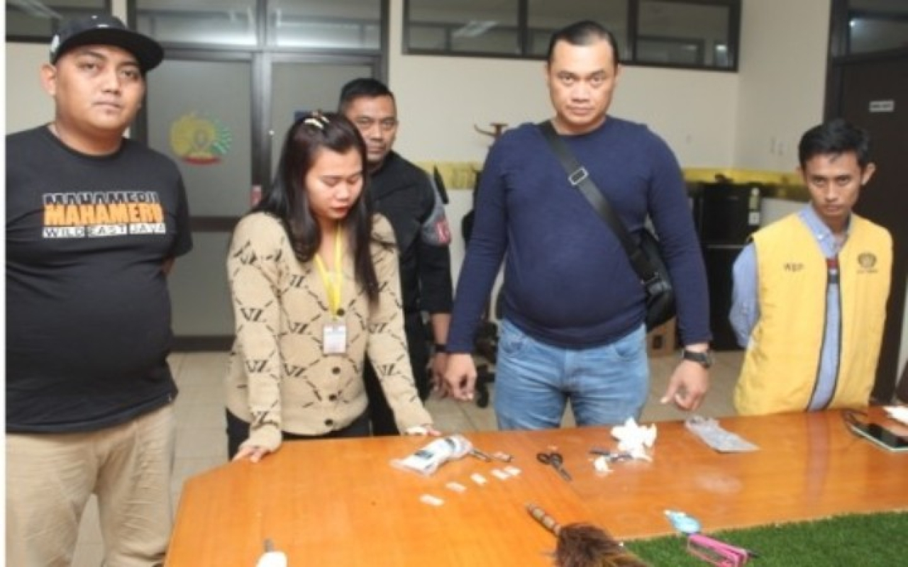 Foto: Kanitreskrim Polsek Waru AKP A.A. Putrawan, SH., MH., bersama anggota dan tersangka berikut barang bukti.