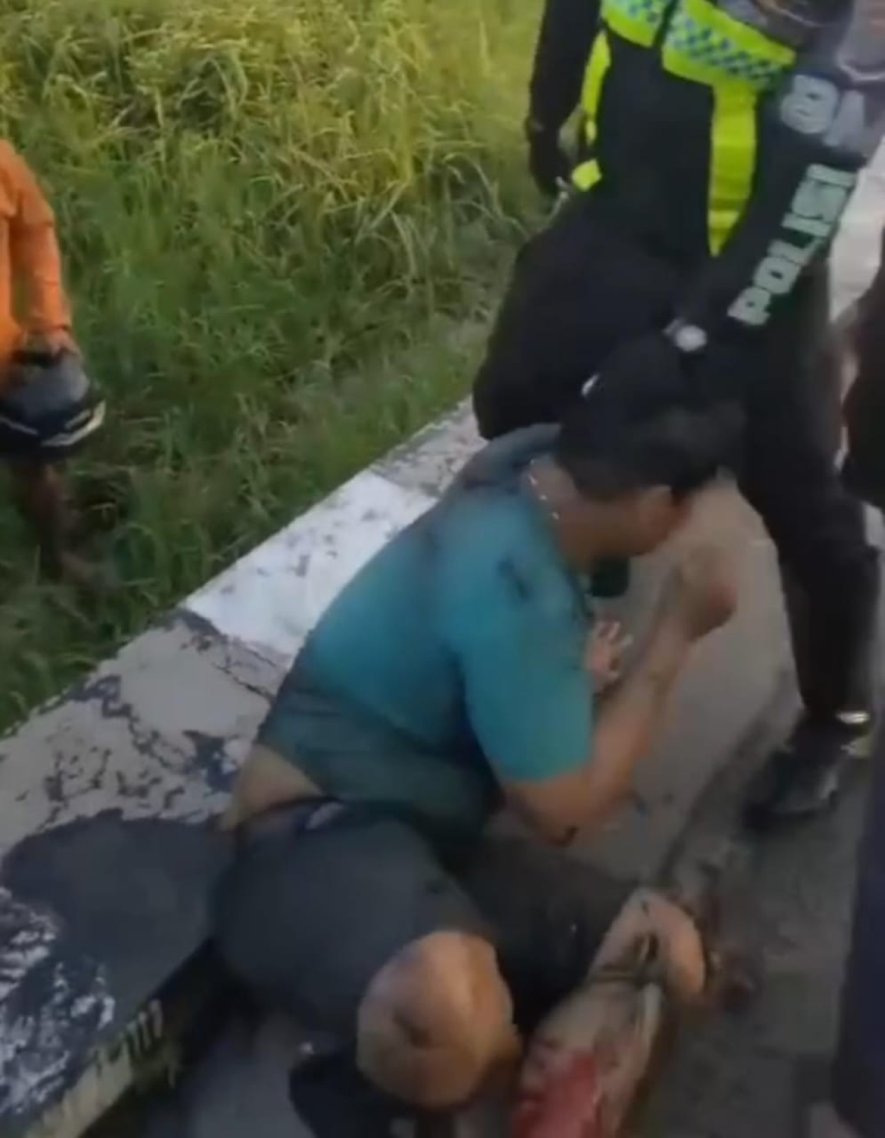 DIAMANKAN : Pelaku curanmor dihajar massa di depan RSAL Jalan Ahmad Yani, Surabaya, Kamis (29/5) pagi. Ngaku warga Madura.