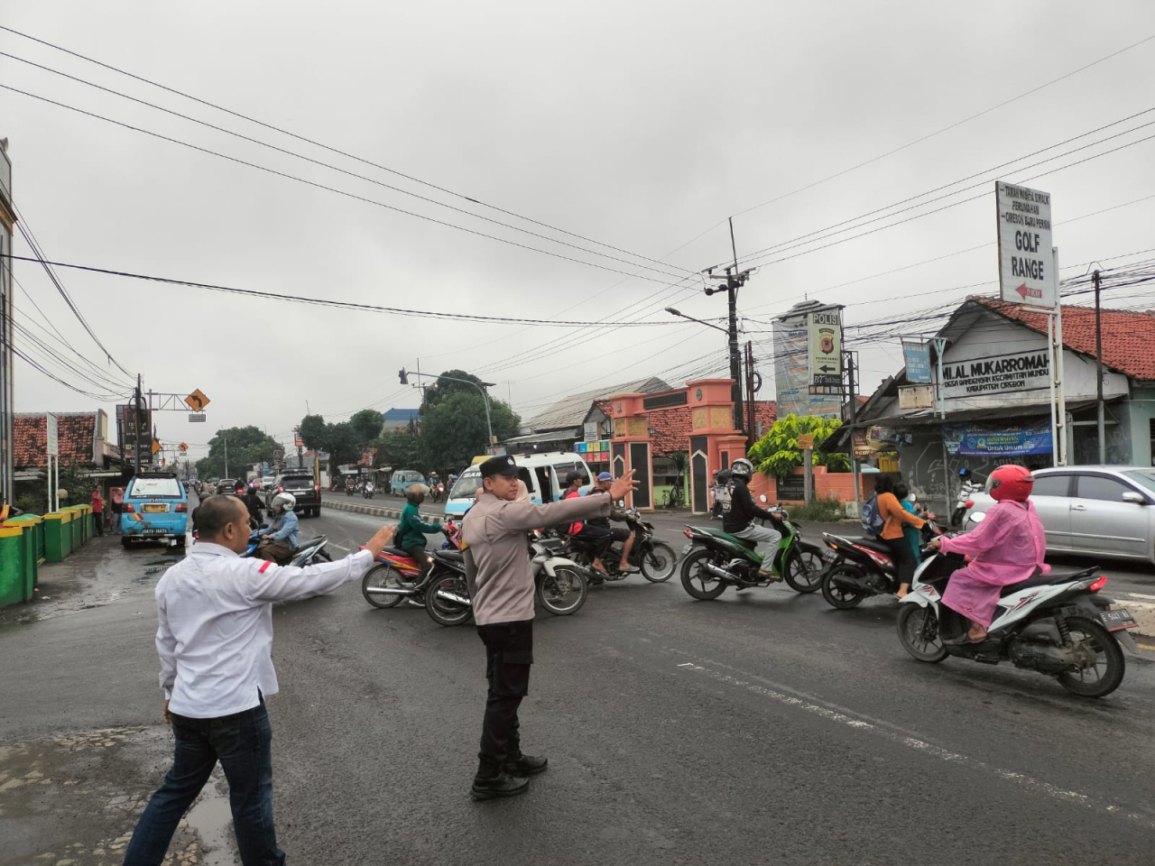 Polsek Mundu Laksanakan Pengaturan Lalu Lintas di Pertigaan Bandengan
