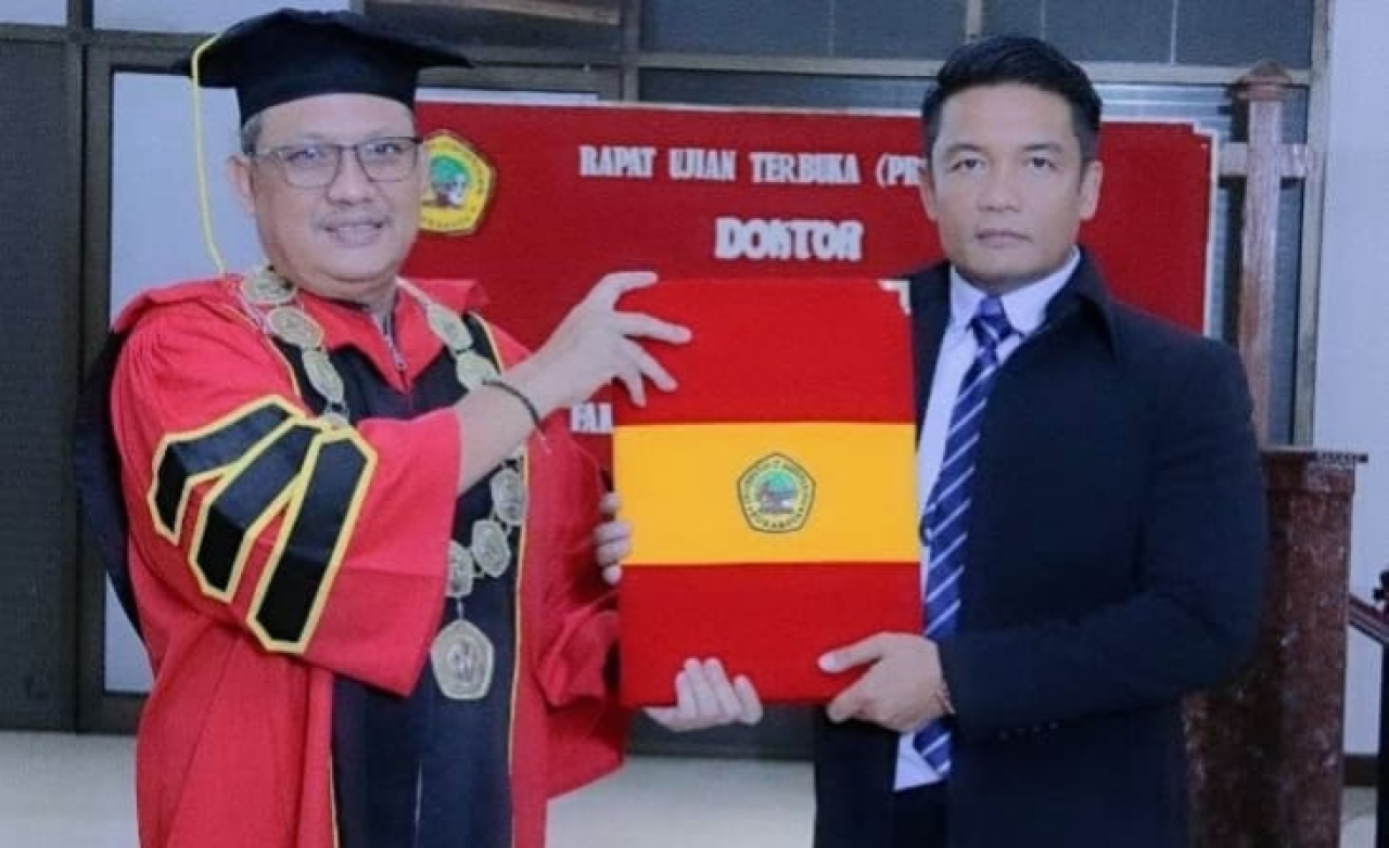 Dr. Didi Sungkono, S.H.,M.H. bersama dewan penguji S3 Ilmu Hukum Untag