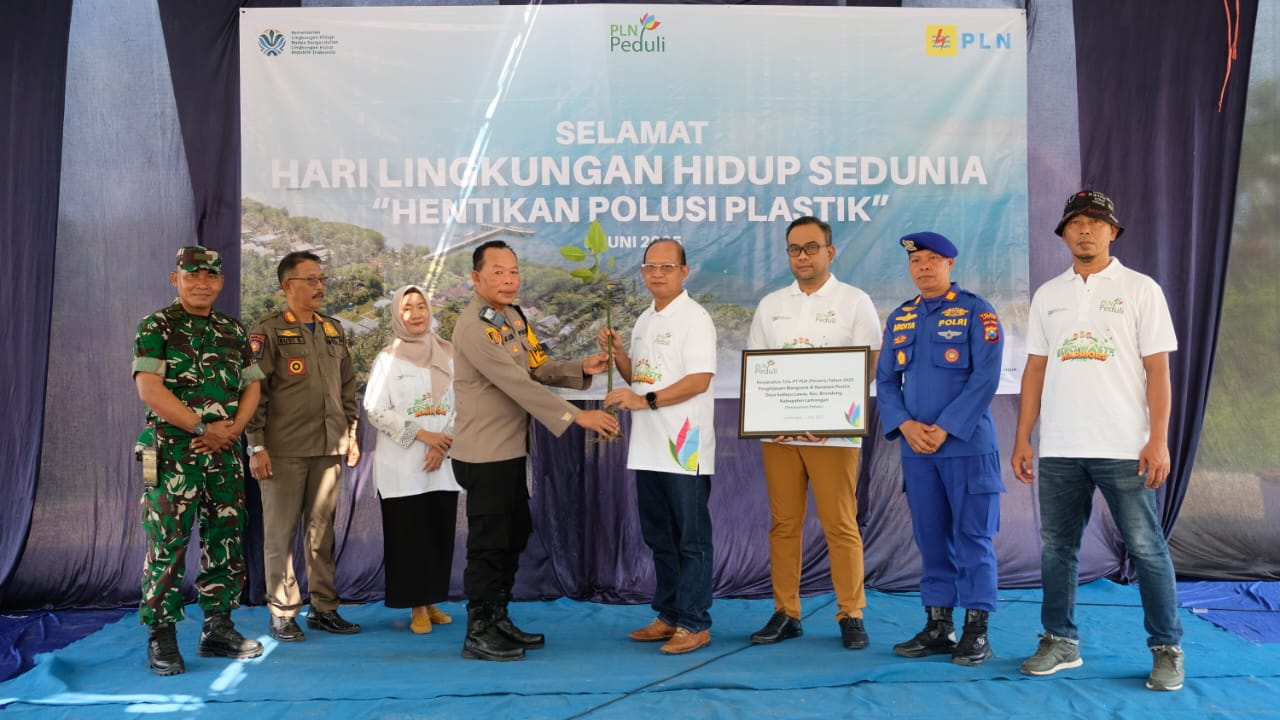 Peringati Hari Lingkungan Hidup Sedunia, PT PLN (Persero) UIP JBTB serah terima bantuan TJSL dan Penanaman Mangrove di Pesisir Lamongan