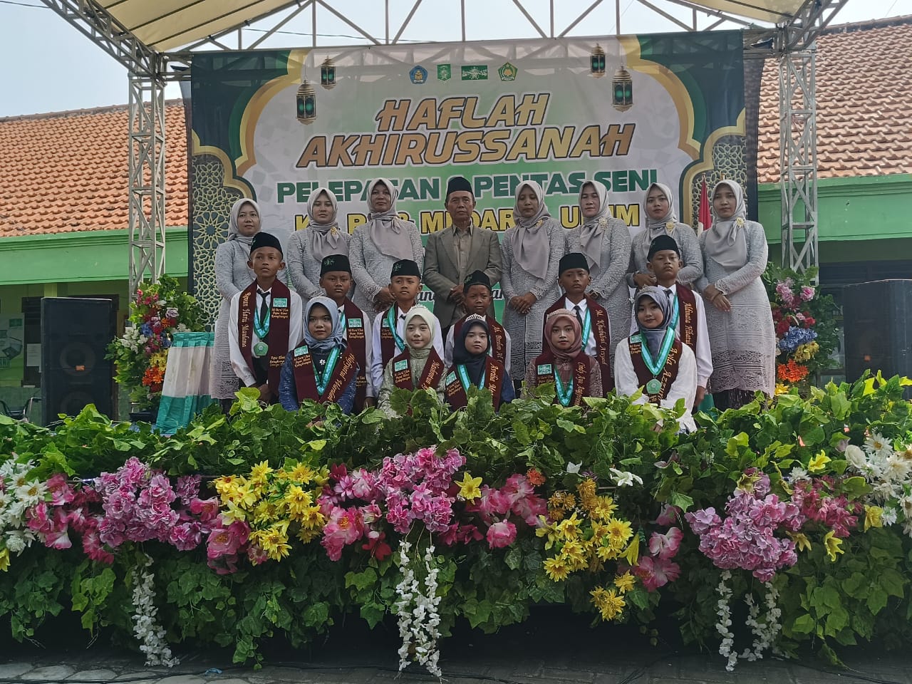 Haflah Akhirussanah , Pelepasan Siswa-siswi MI Darul Ulum Serta Kreasi Pentas Seni Berjalan Khidmat