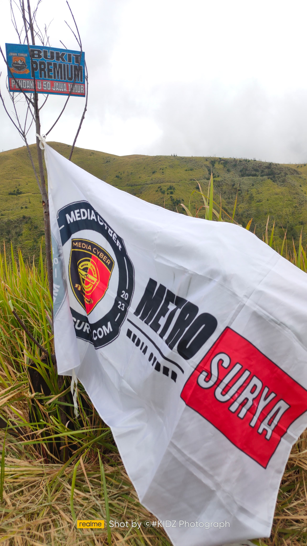 Metrosurya.com Semakin Berkibar, Kibarkan Bendera bersama Komunitas U-50 di Puncak Bukit Premium Pasuruan