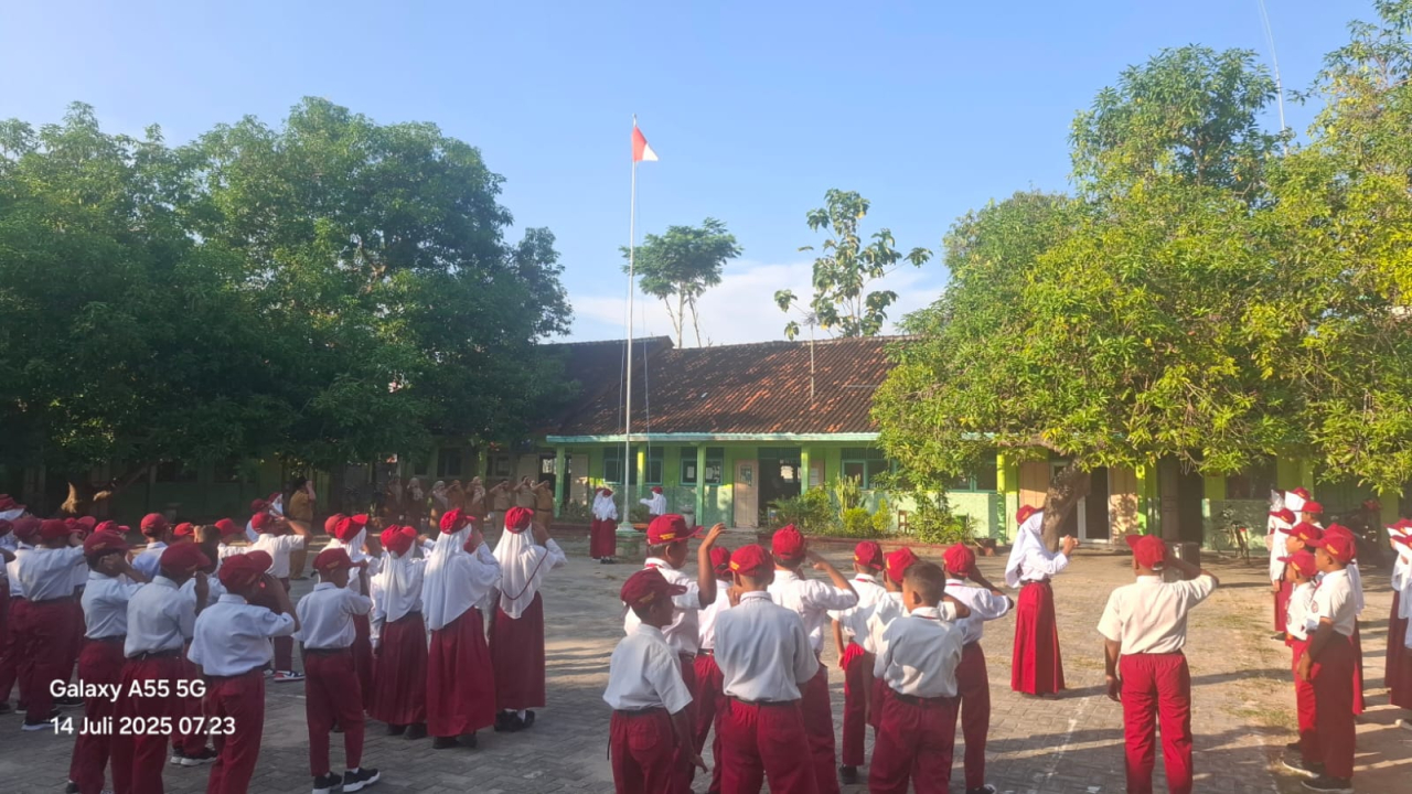 Semangat Baru di Tahun Ajaran Baru, SDN 2 Babaktulung Gelar Upacara dan MPLS