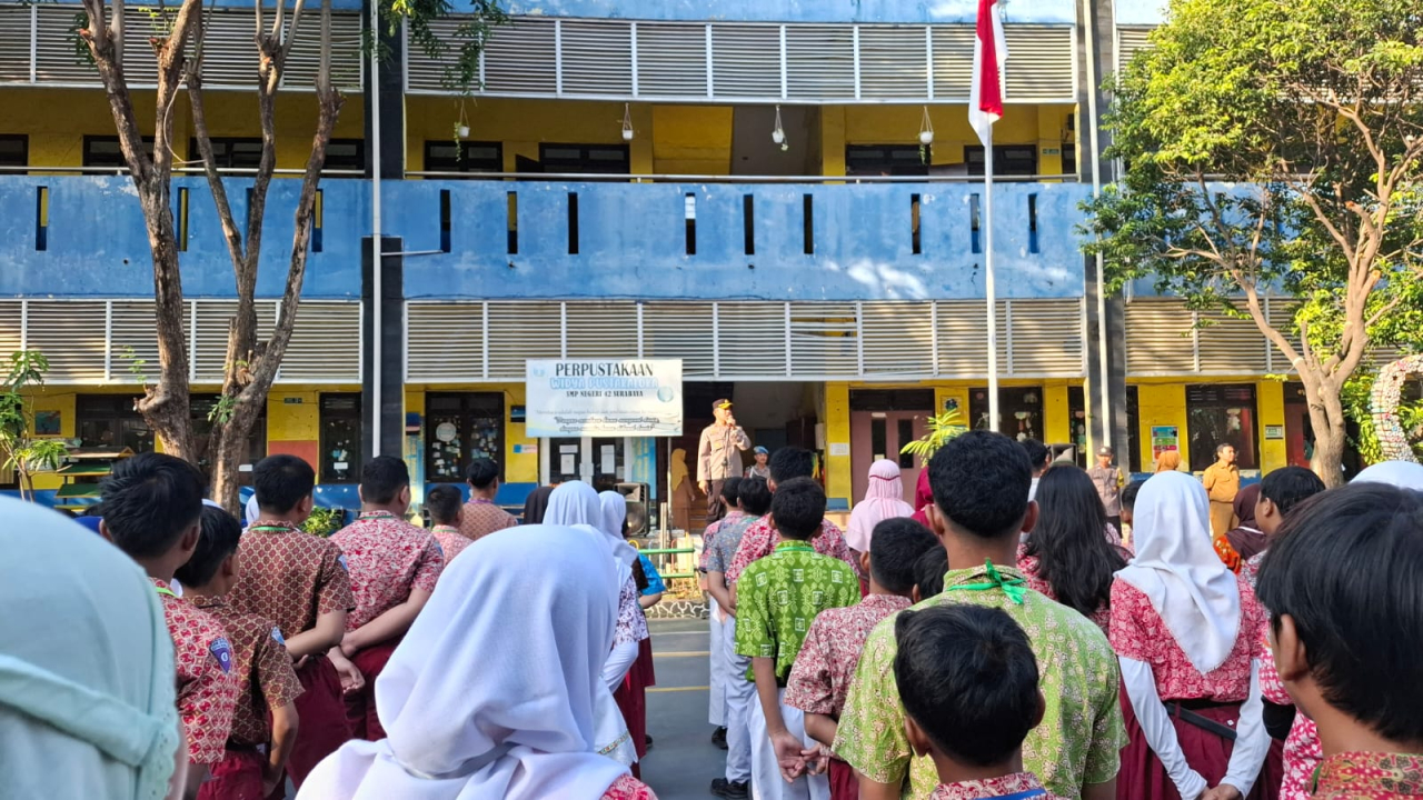 Cegah Kenakalan Remaja, Kapolsek Asemrowo Ingatkan Pelajar Patuhi Jam Malam dan Stop Bullying