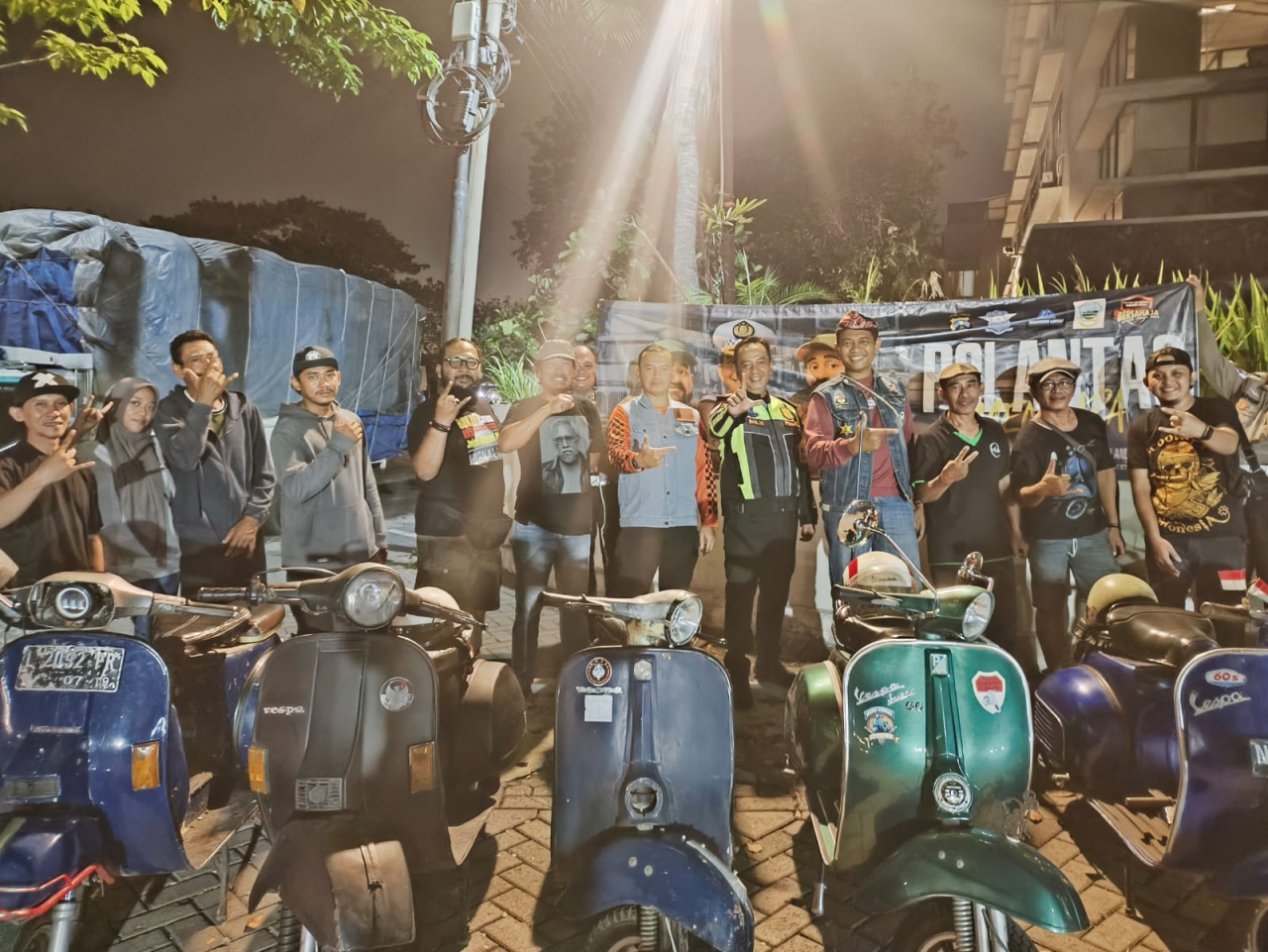 Cangkrukan Satlantas Polres Tanjung Perak Bersama Komunitas Vespa, Pererat Hubungan dan Sosialisasi